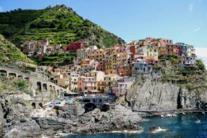 Amalfi Coast vs Cinque Terre: Maps and Data