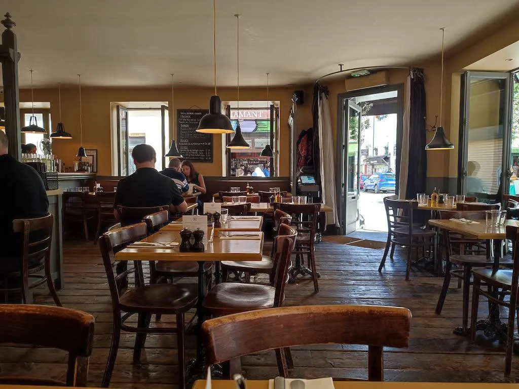 Les Cailloux, Paris