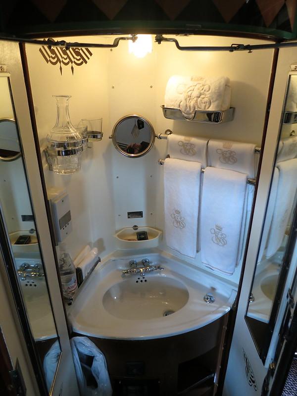 VSOE twin wash basin