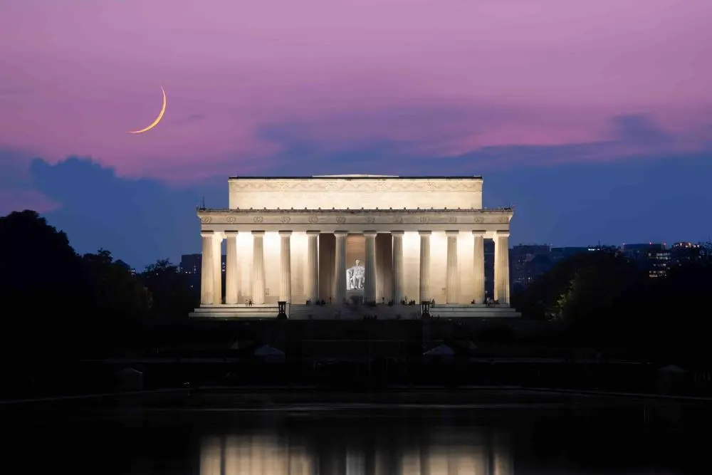Lincoln memorial at night