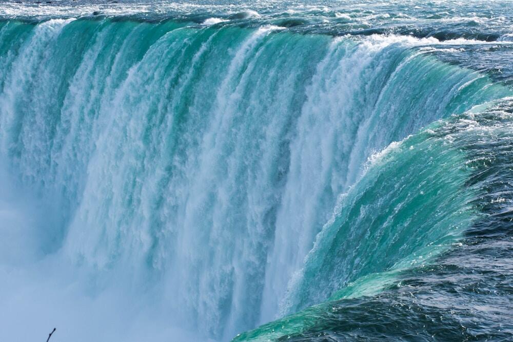 closeup photo of Niagara Falls