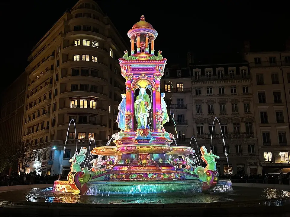 The fountain during la Fête des Lumières 2024