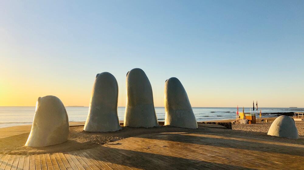 La Mano de Punta del Este, Av. Eduardo Victor Haedo, La Barra Maldonado
