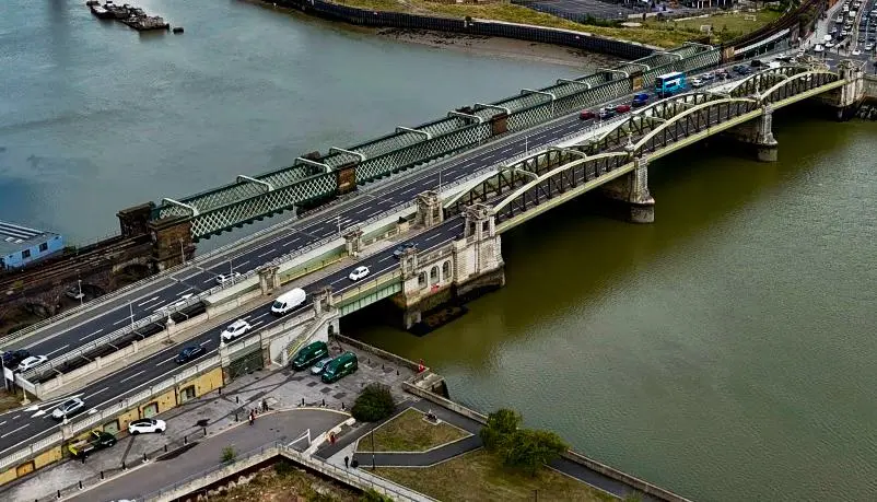 Rochester Bridge over the River Medway linking Strood and Rochester. Left to right: the railway bridge; the new bridge; and the old bridge. The service bridge is hidden behind the old bridge.